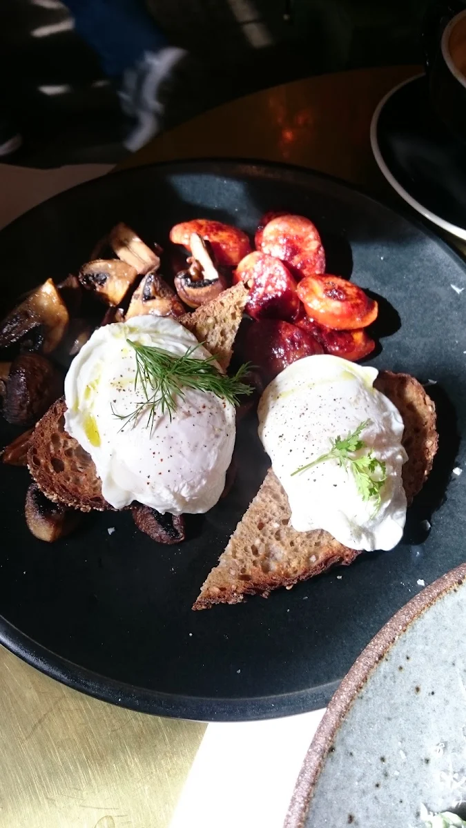 Fried Egg Chevre Swiss Cheese, Močan & Green Grout