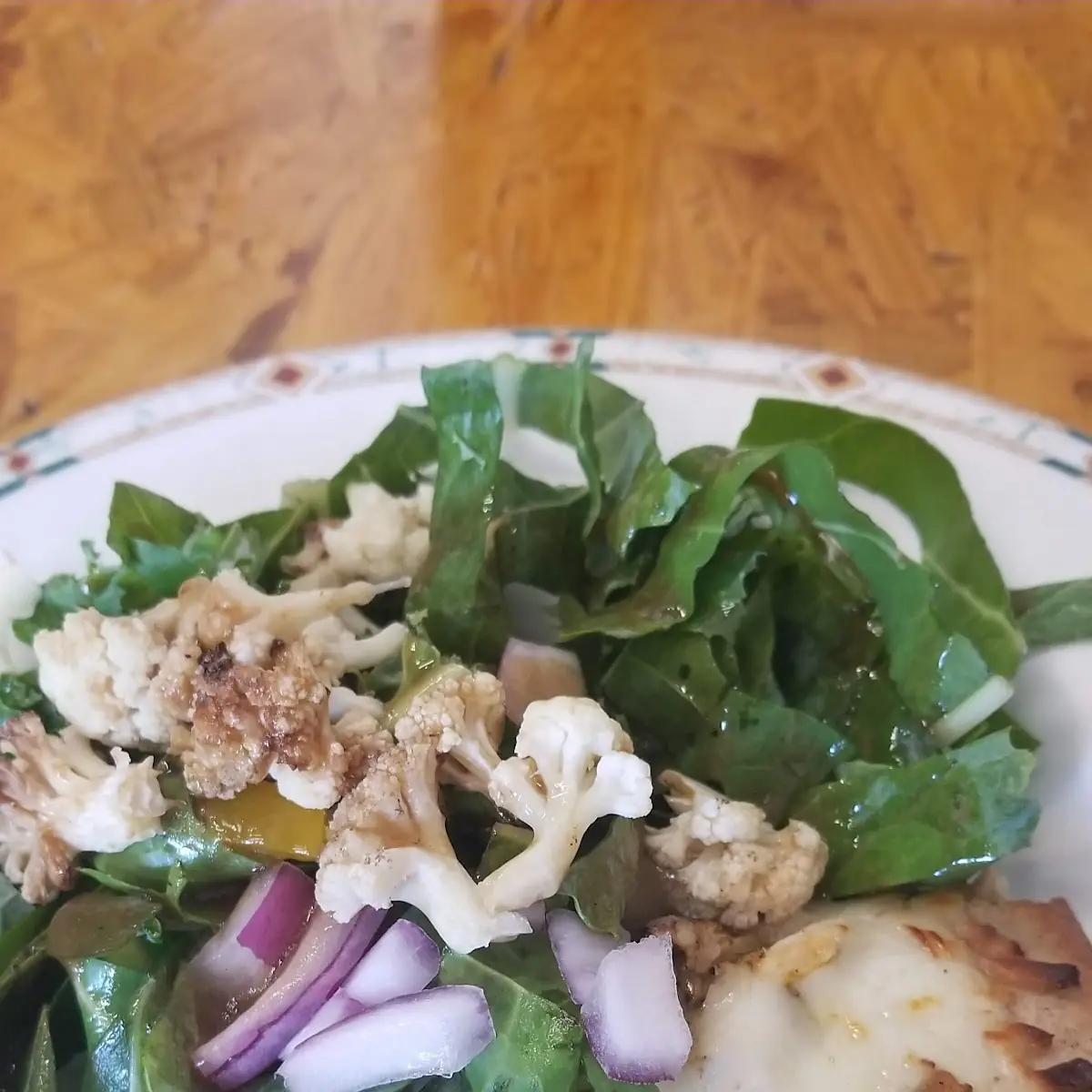 Chicken Alfredo Pizza with Greens Salad