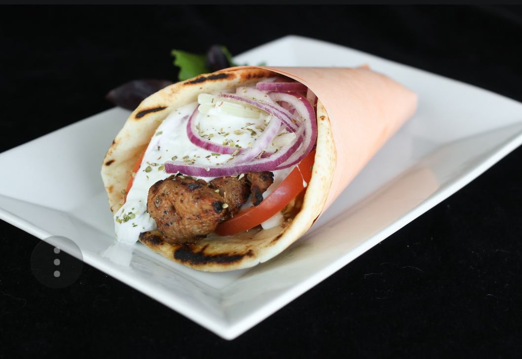 Deux Souvlakis avec Pita / Two Souvlaki With Pita