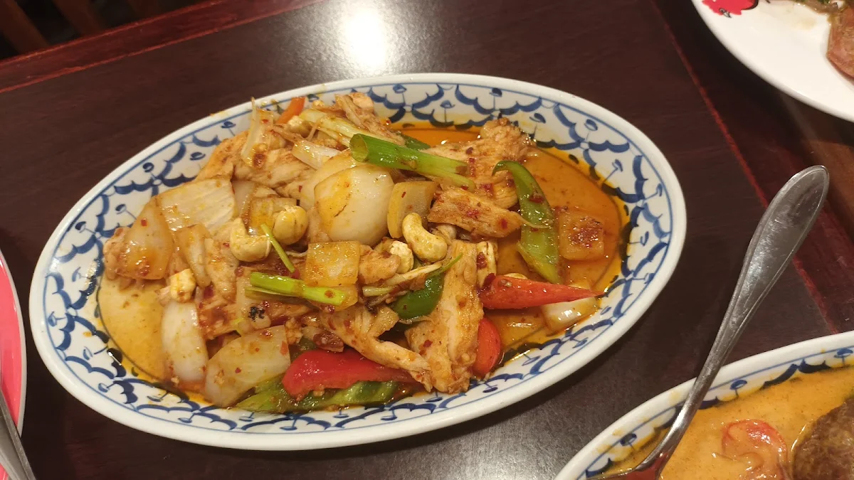 Cashew Chicken Kai Pad Med