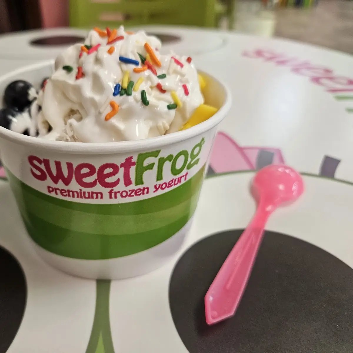 Medium Frozen Yogurt 16 Oz Green Cup