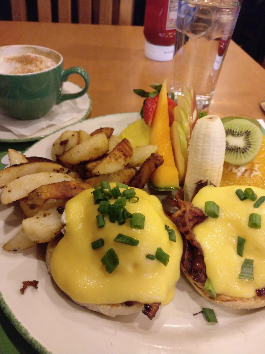 Eggs Benedict with Tomato