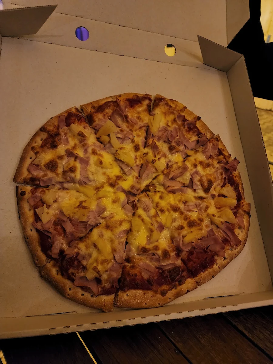 Hawaiian Pizza, Cargo Bar Pizza Lounge