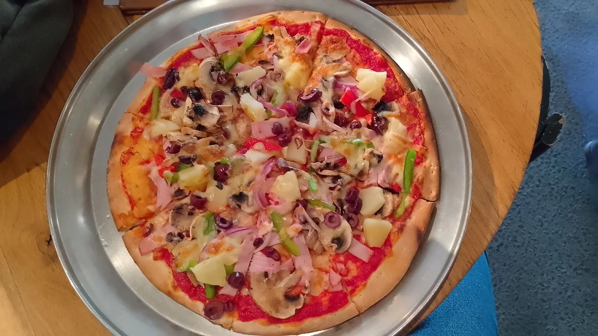 Meat Lovers Pizza, Cargo Bar Pizza Lounge