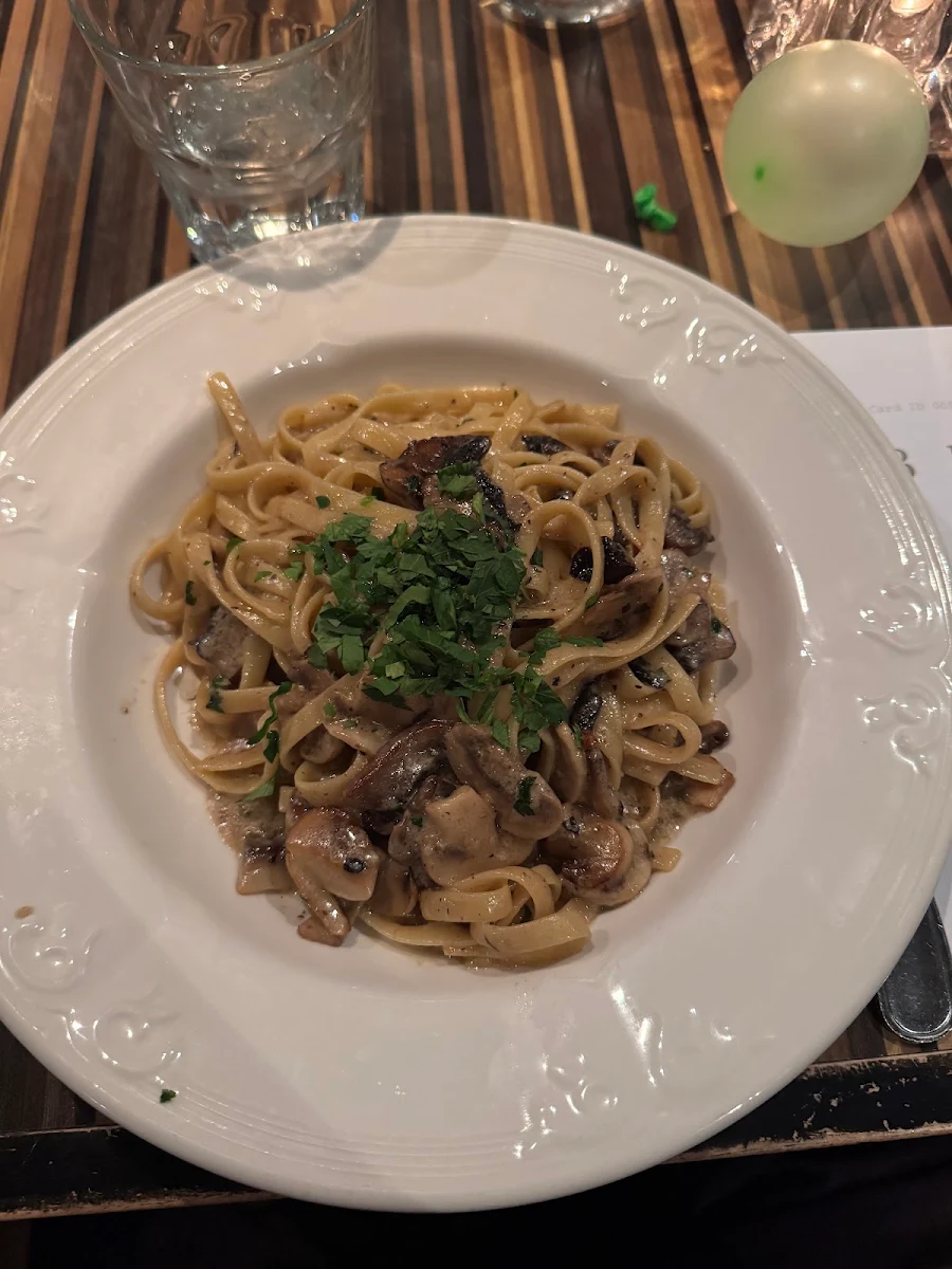 Fettuccine, Magia Restaurant & Garde-Manger