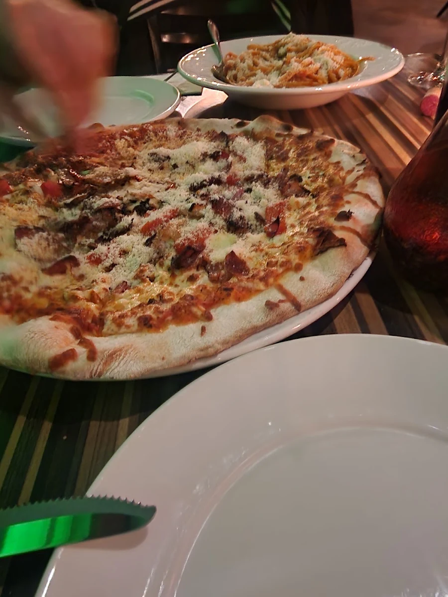 Pizza Diavola, Magia Restaurant & Garde-Manger