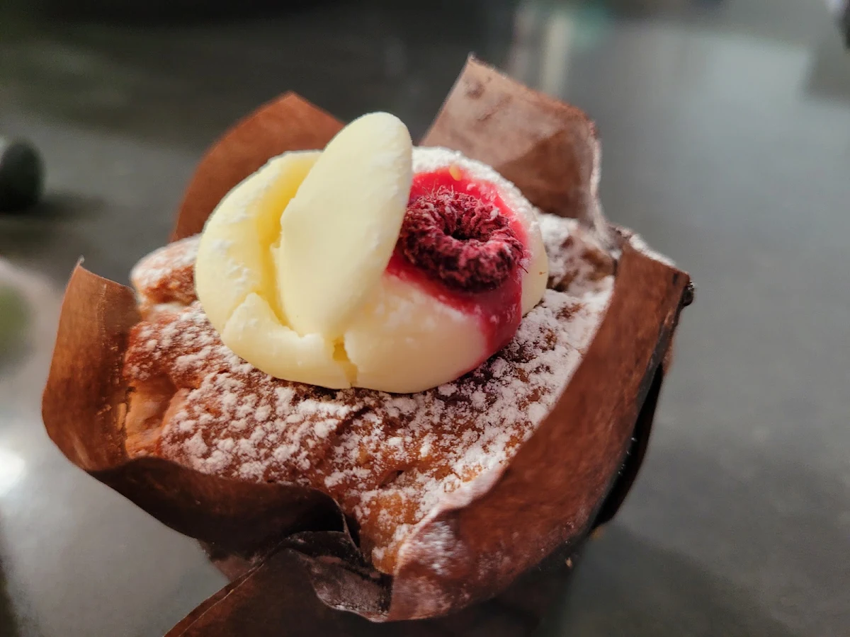 Muffin, Montano's Patisserie Cafe.