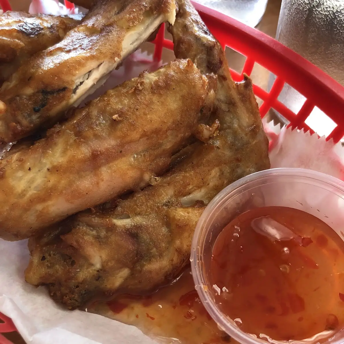 Fry Chicken Wings with Hot Sauce