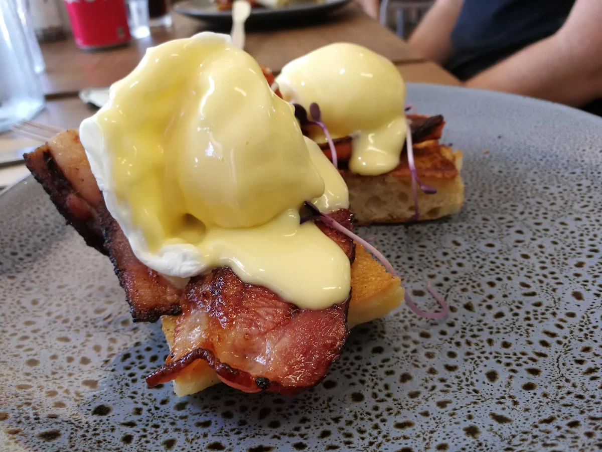 Eggs Benedict, Double Shot Noosa