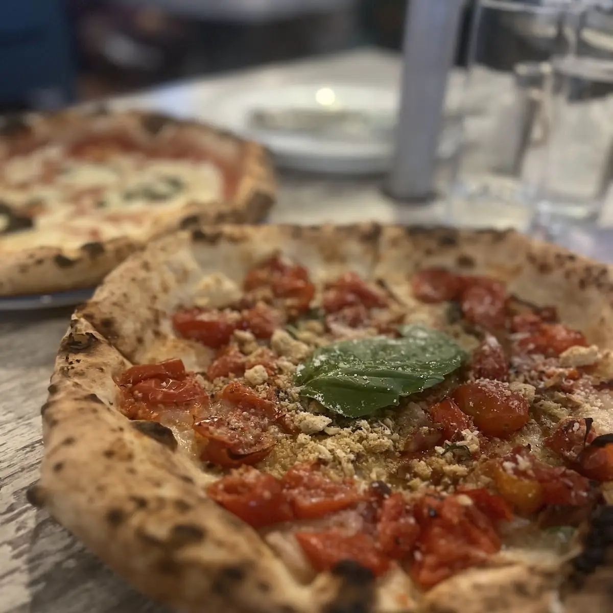 Pizza Margherita w Roasted Garlic