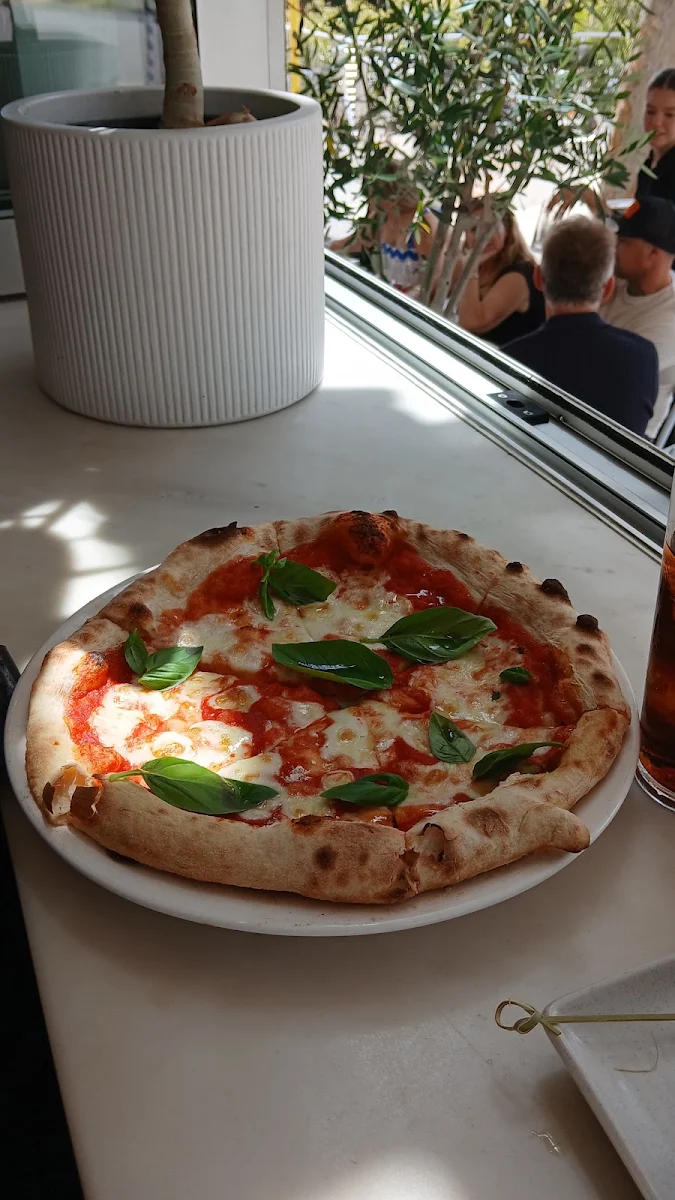 Marguerita Pizza, IL MOLO Italian Kitchen & Bar