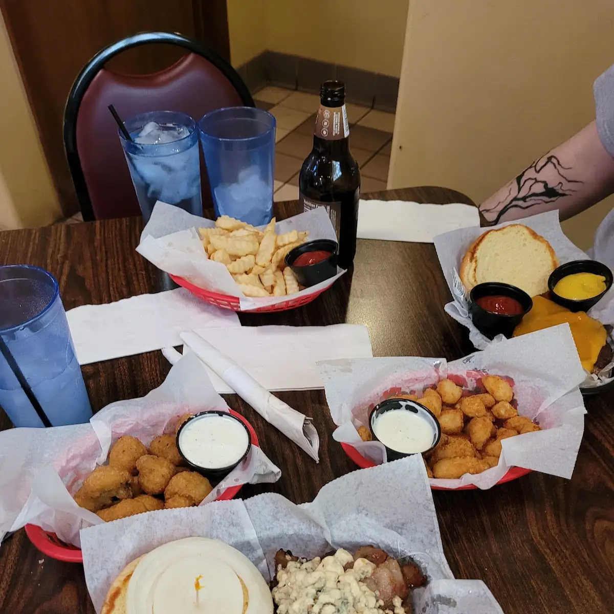 Blue Cheeseburger Bacon Cheeseburger Deep Fried Mushrooms Fried Cheesecurds & Fries