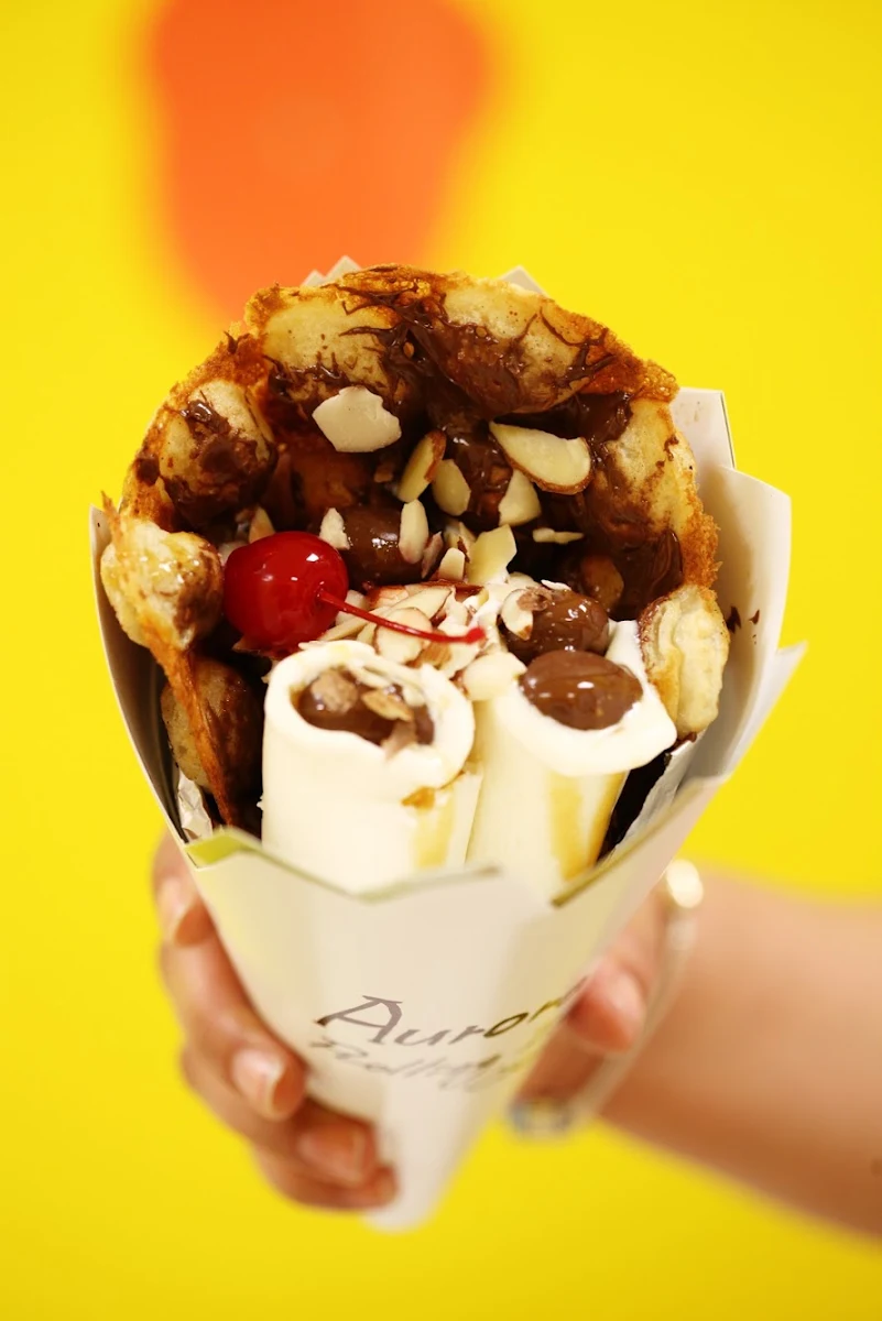 Bubble waffle Nutella, strawberries and bananas