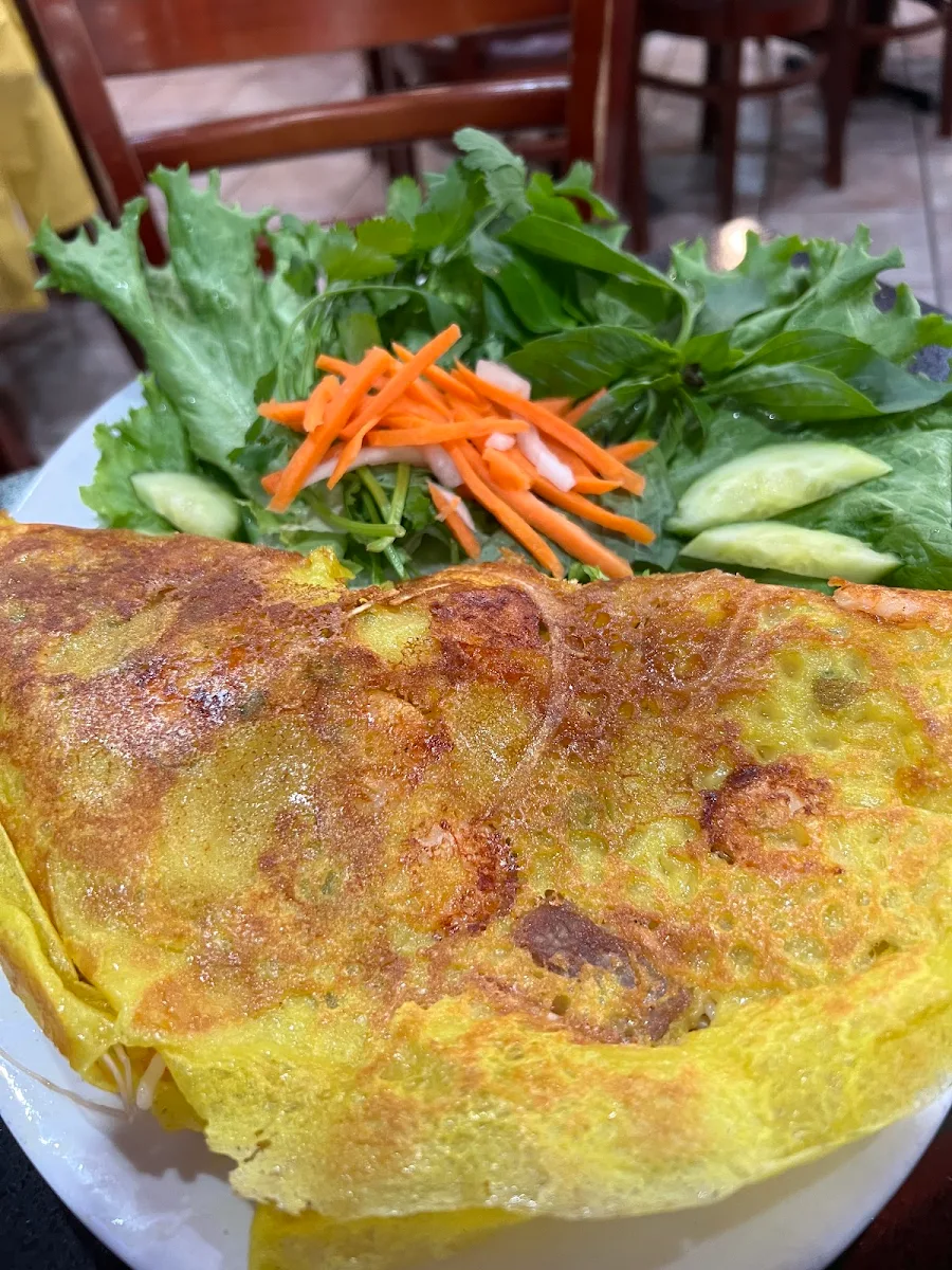 Rice Crepe with Seafood and Pork, Thai Son Restaurant