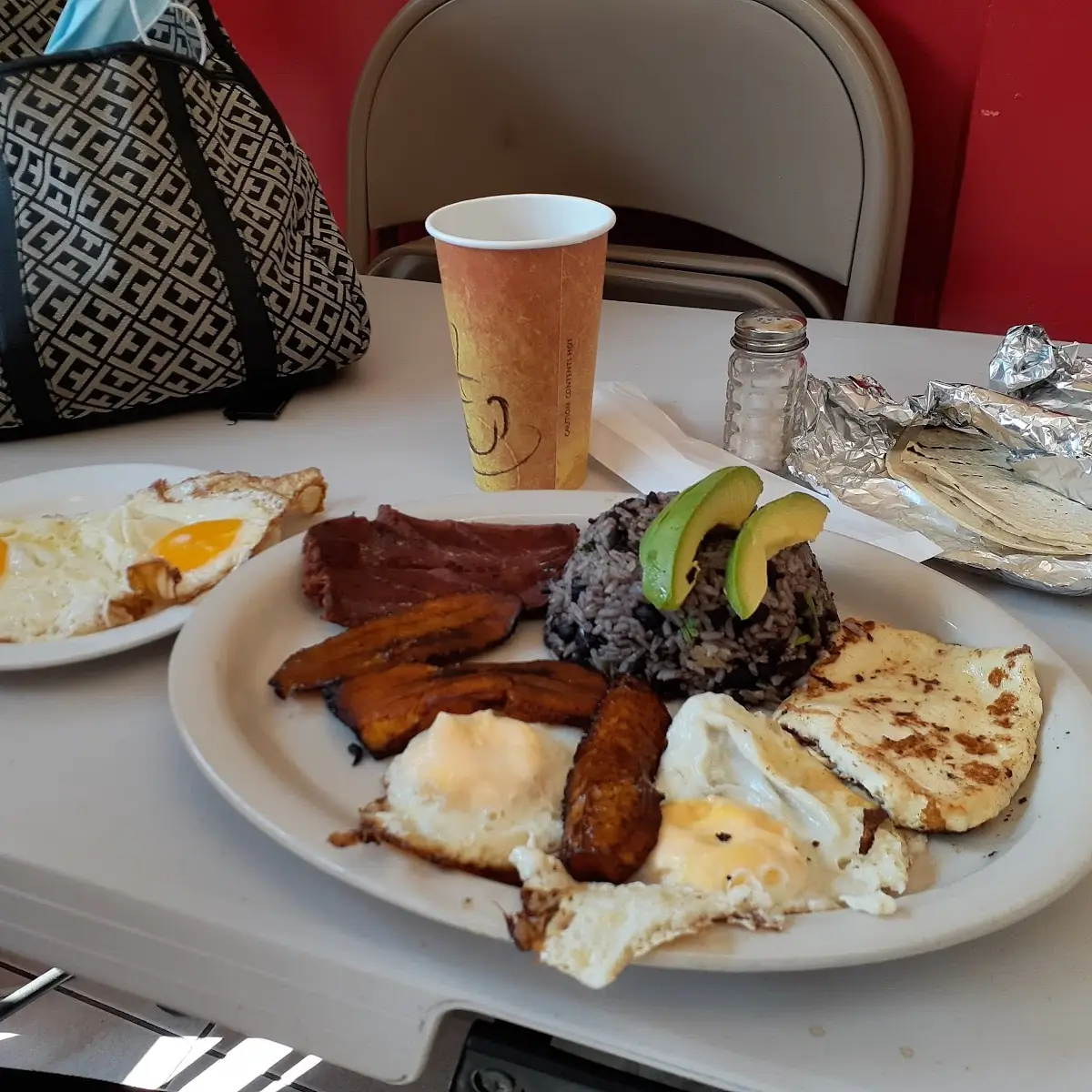 Desayuno Típico Con Salchicha