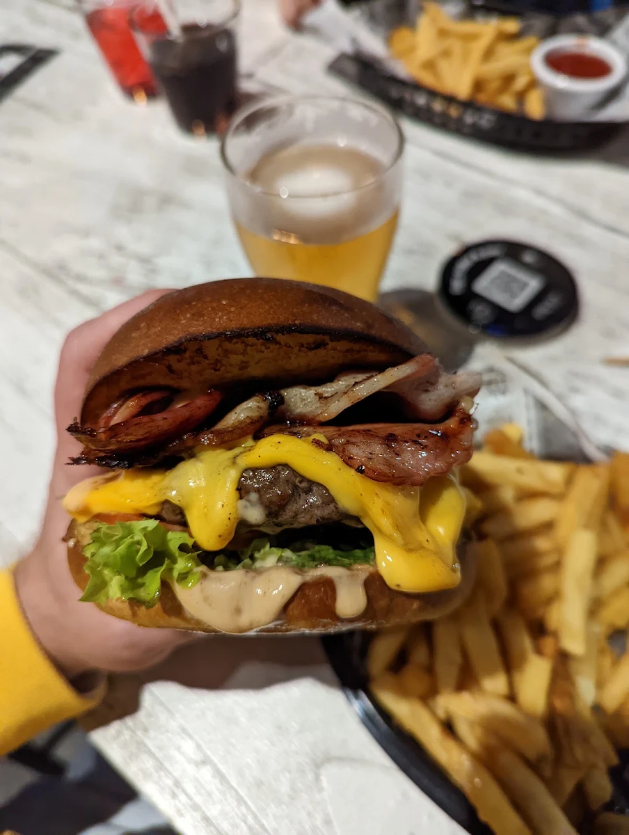 Cheese and Bacon Burger, Oxley Tavern