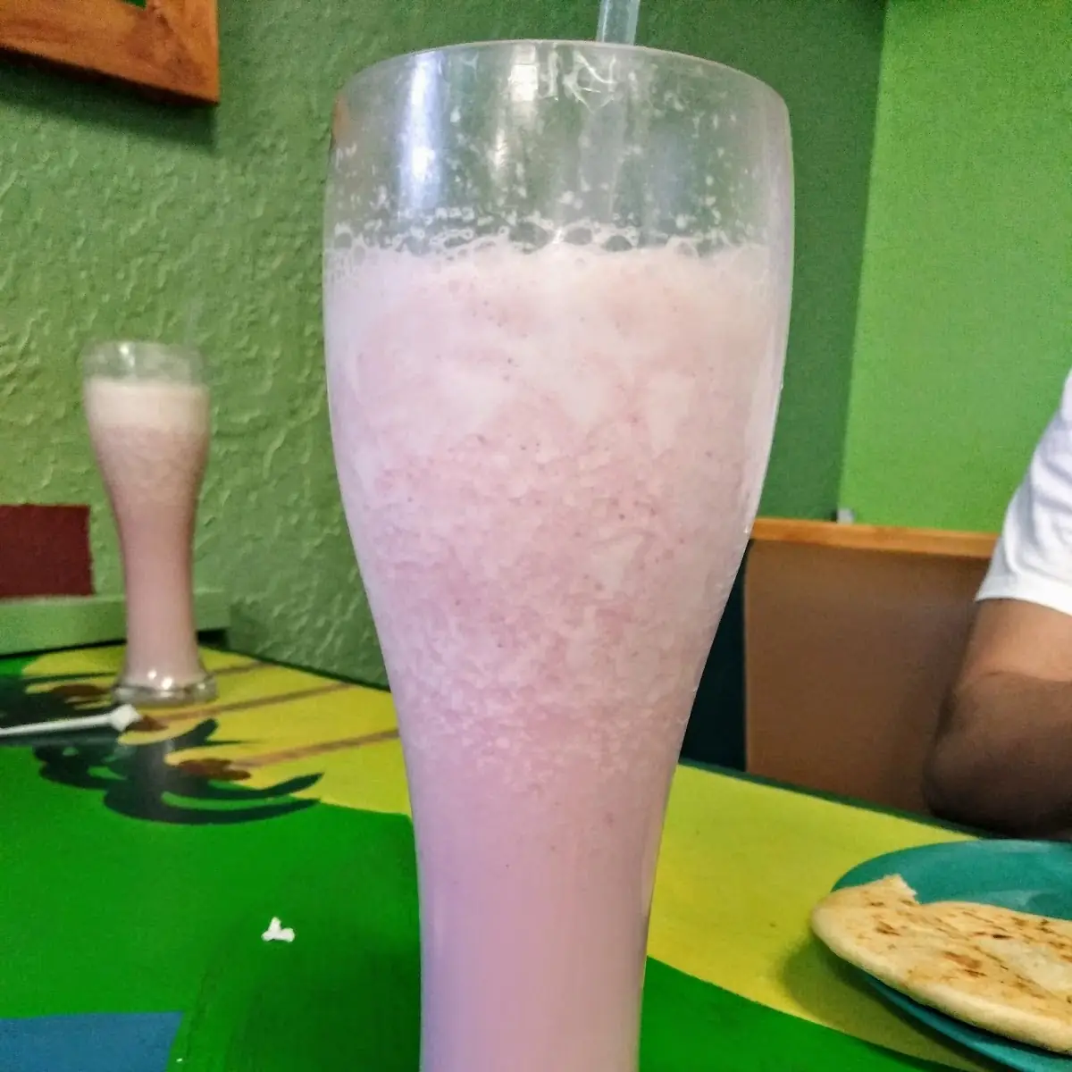 Agua De Fresa En Leche