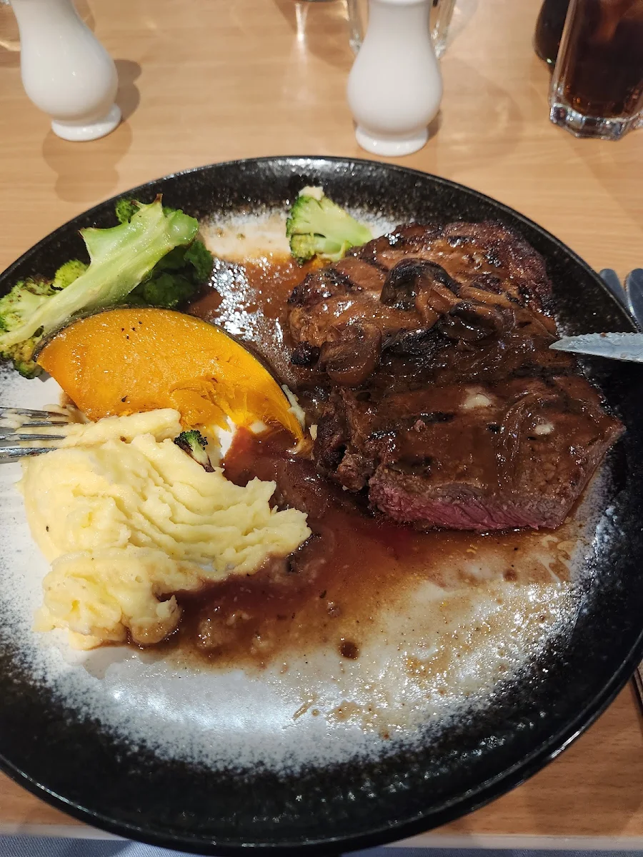 Highlights, Benny's Restaurant and Bar