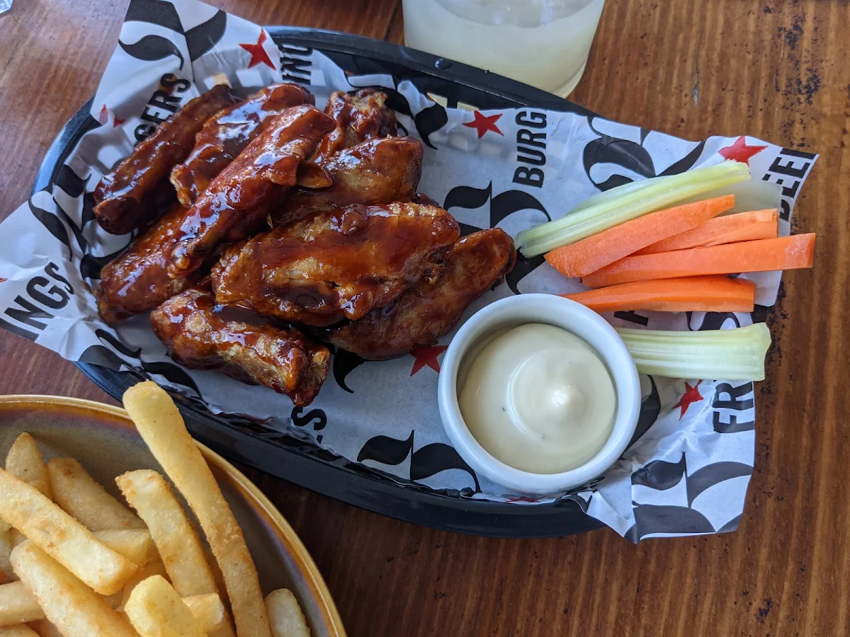 BBQ Chicken Wings, Winghaus Entertainment Quarter