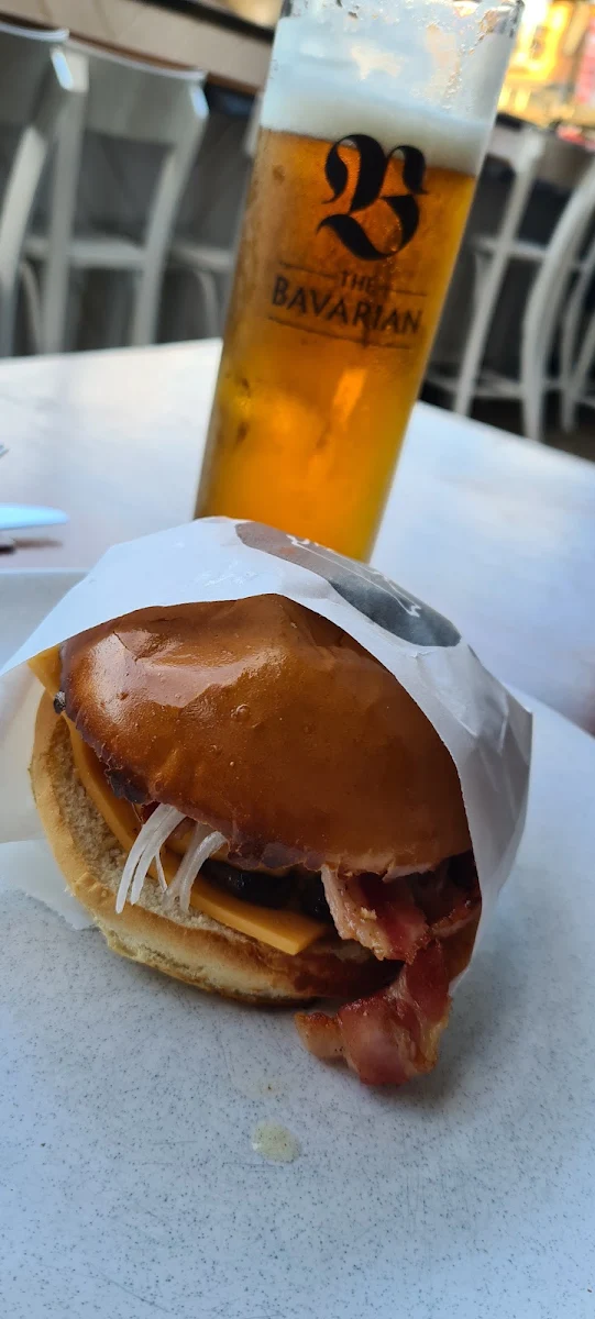 Cheese Burger, Winghaus Entertainment Quarter