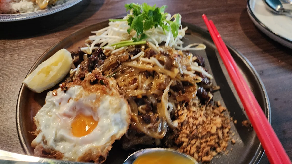 Pad Thai Chicken, M Bar