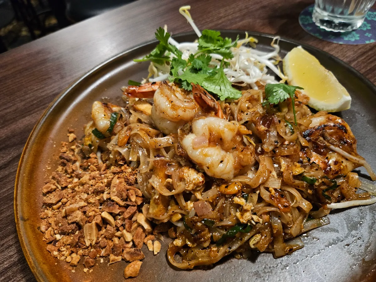 ผัดไทย, M Bar