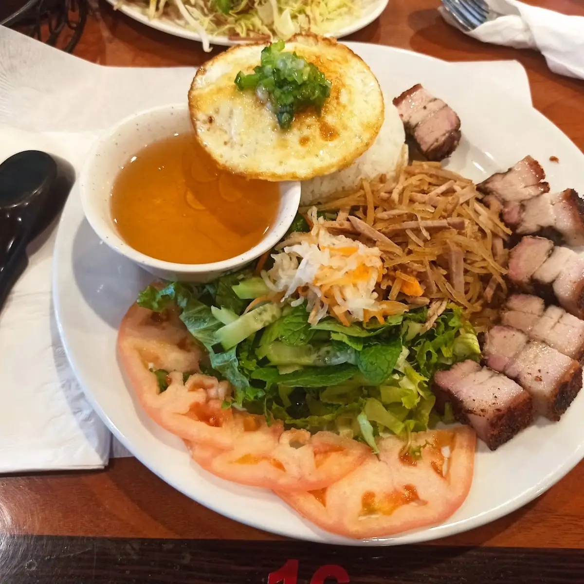 Cơm Tấm Thịt Heo Quay Bì Ốp La
