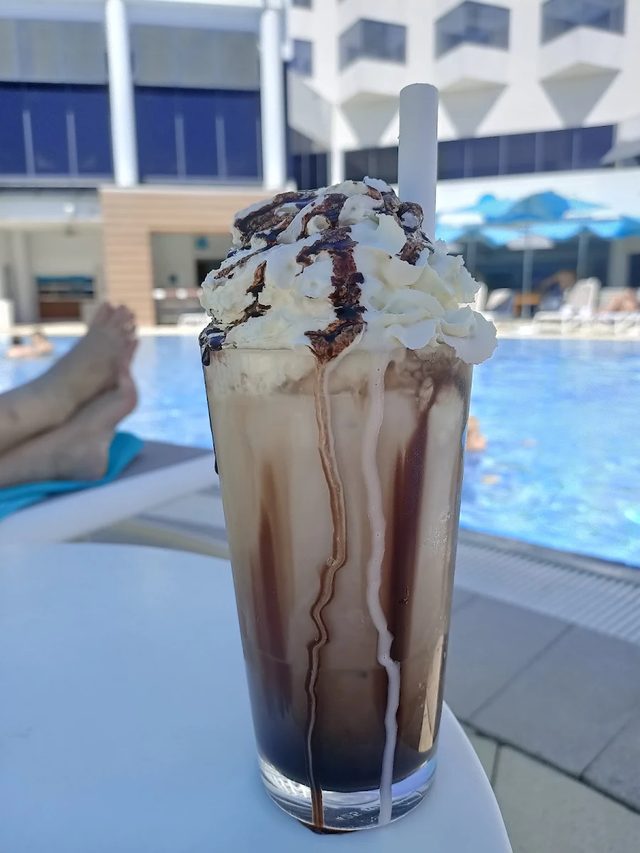 Highlights, Poolside Bar & Grill