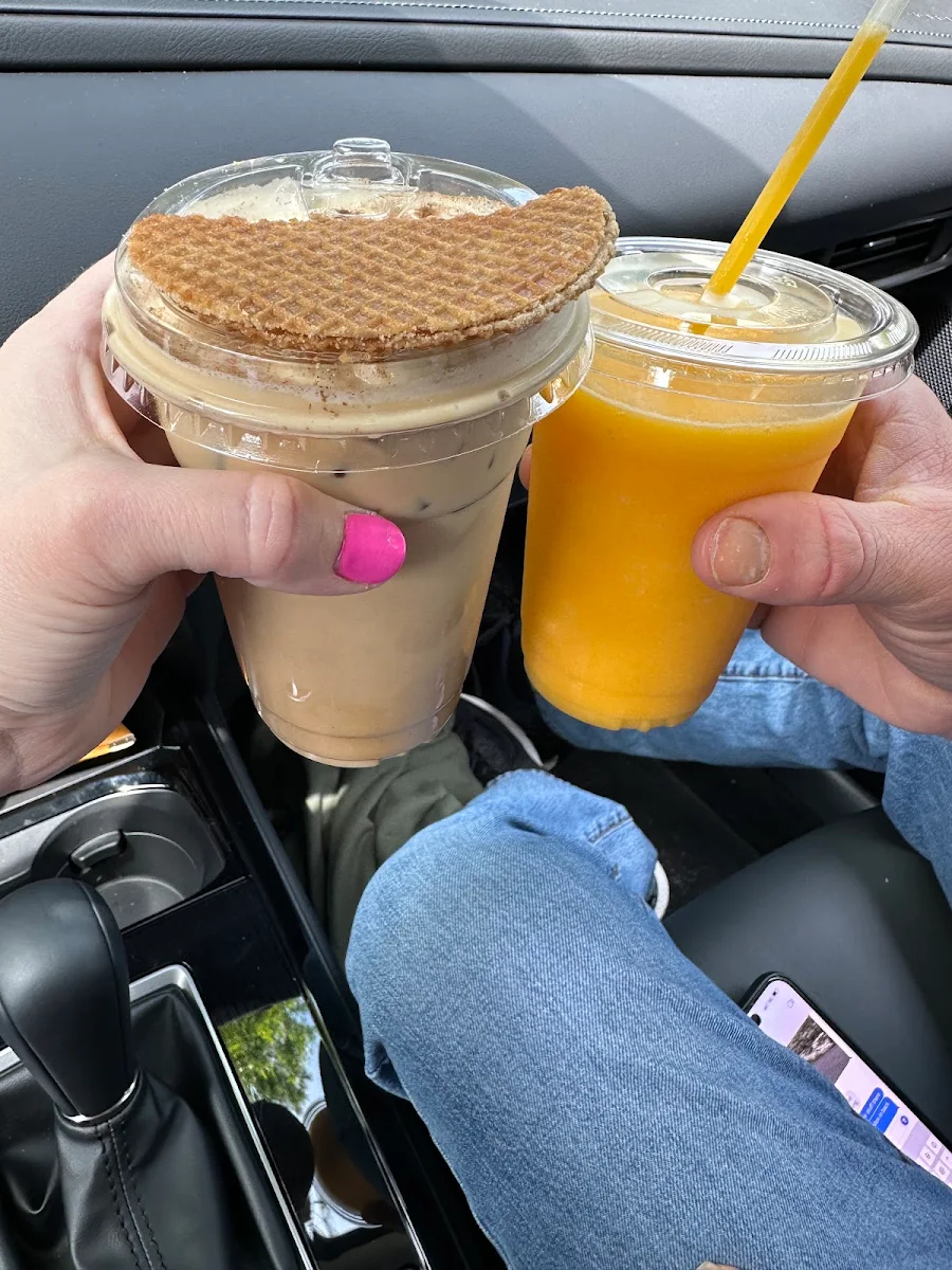 Stroopwafel Latte & Mango Smoothie