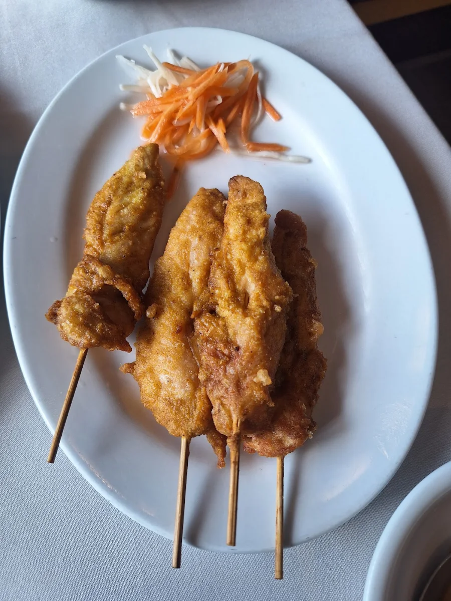Brochettes Au Poulet Satay 4 Avec Sauce D'arachides Chicken Satay Skewers 4 With Peanut Sauce, Restaurant Shing Kee