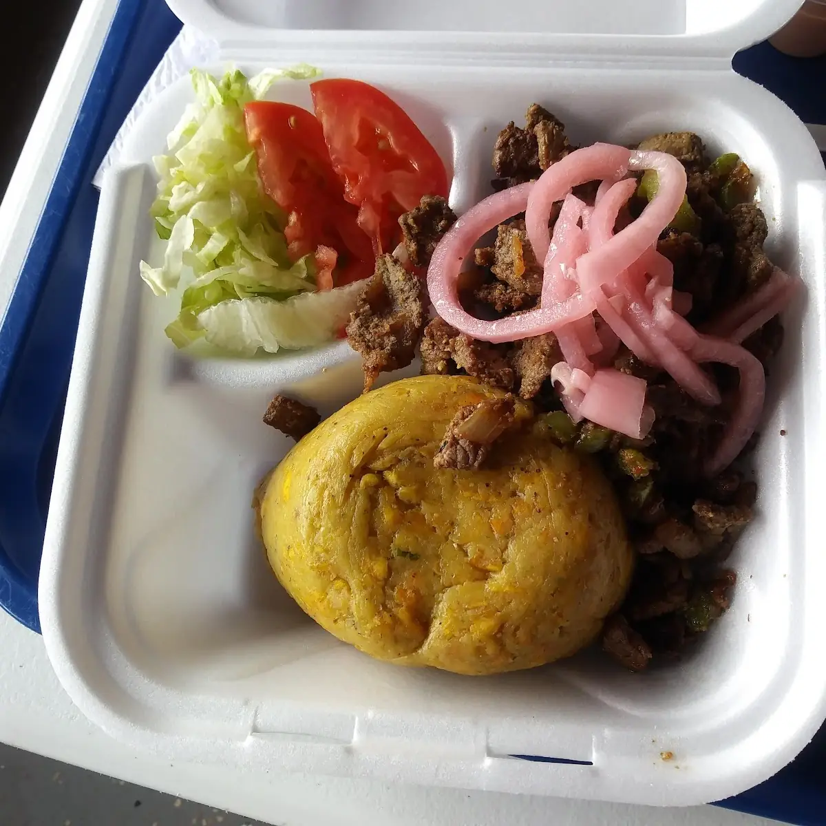 Mofongo Con Bistec Encebollado Y Ensalada
