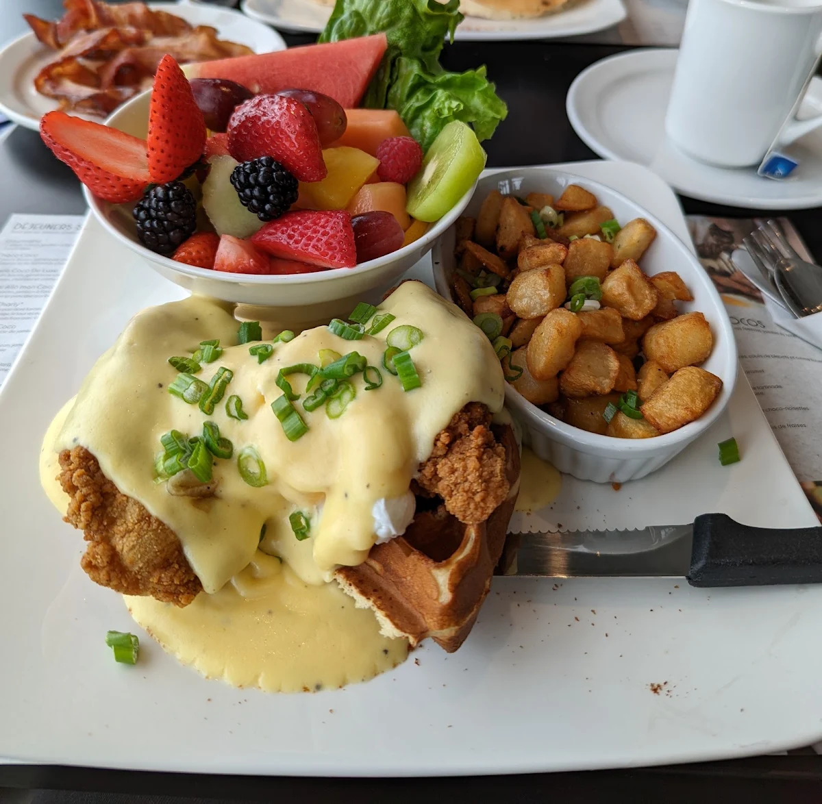 Fried Chicken Eggs Benedict, Allô mon Coco Saint-Jean-sur-Richelieu