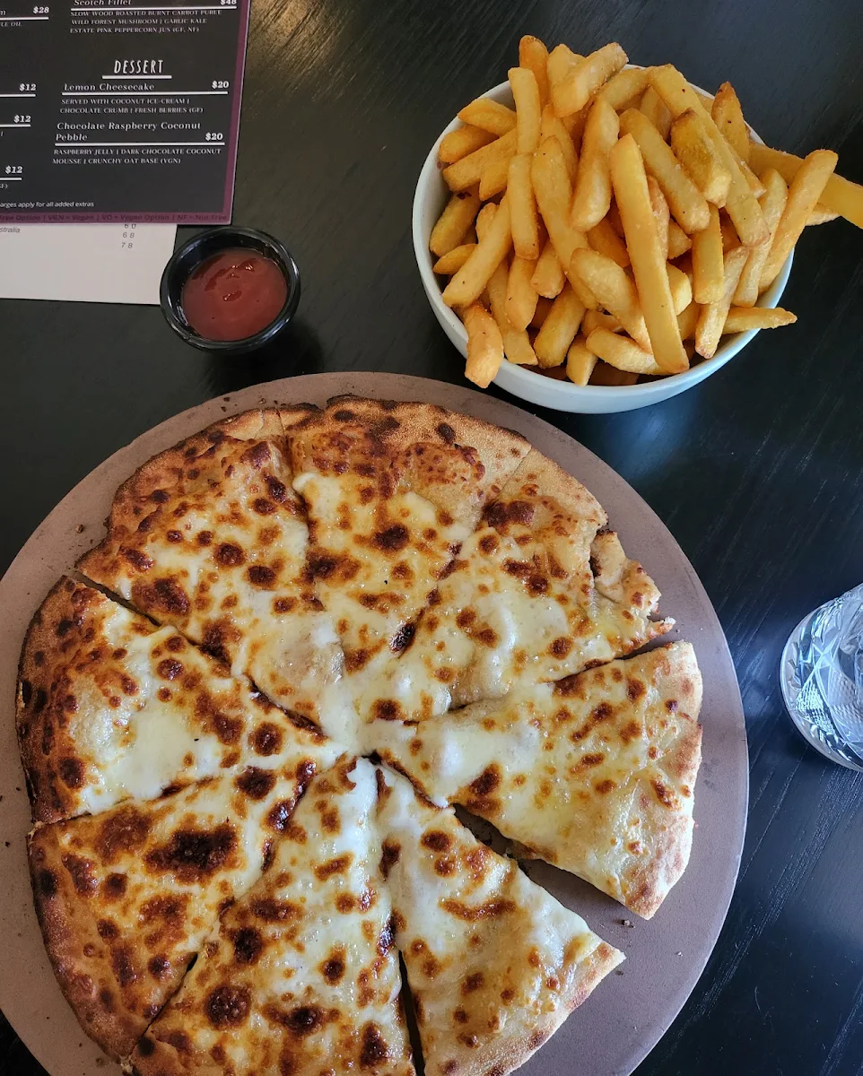 Garlic Pizza, Epoche Lounge Bar