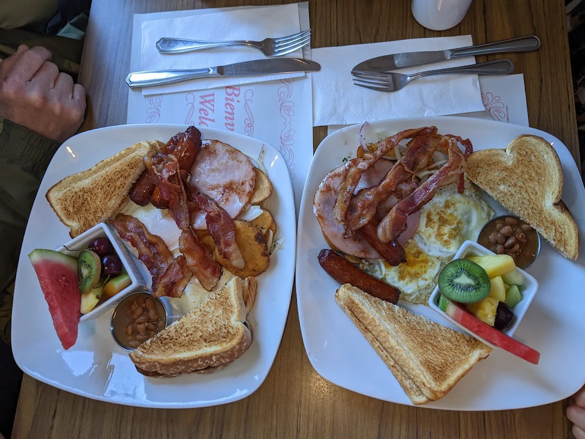 Dejeuner Deux Oeufs Brouillés Avec Saucisses