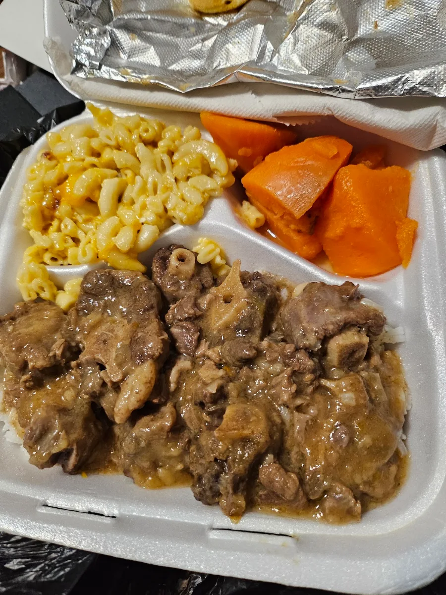Oxtails with Mac and Cheese and Yams
