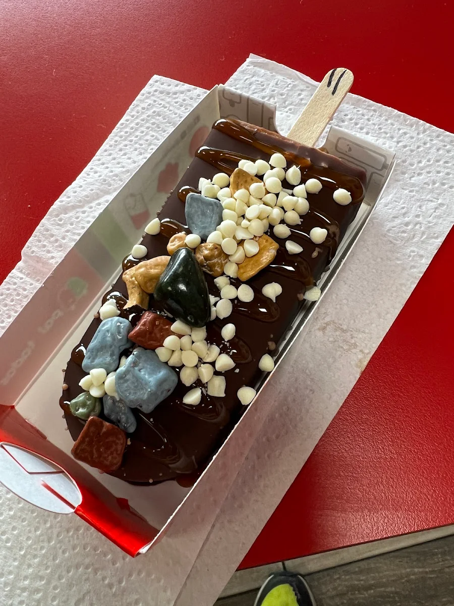 Snickers Paleta w Choc Dipping Sauce