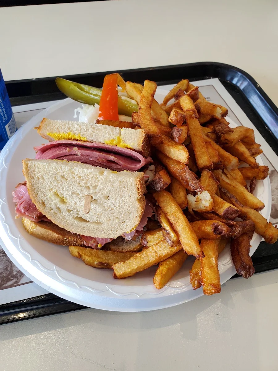 Montreal Smoked Meat Sandwich, Restaurants Pataterie La Belle Province