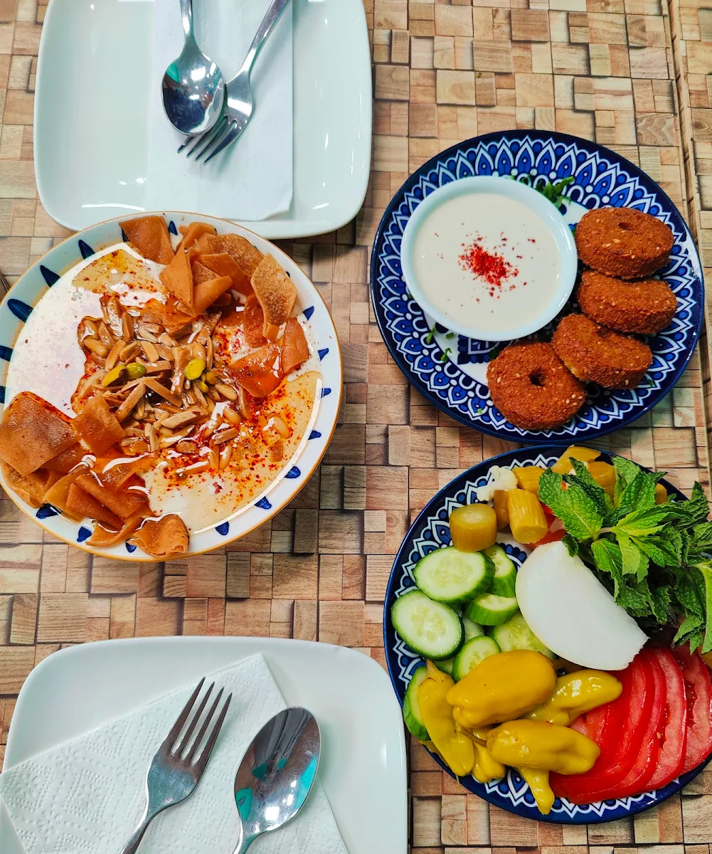 Service Platter, Kamoun Restaurant مطعم كمون لافال (حلال)