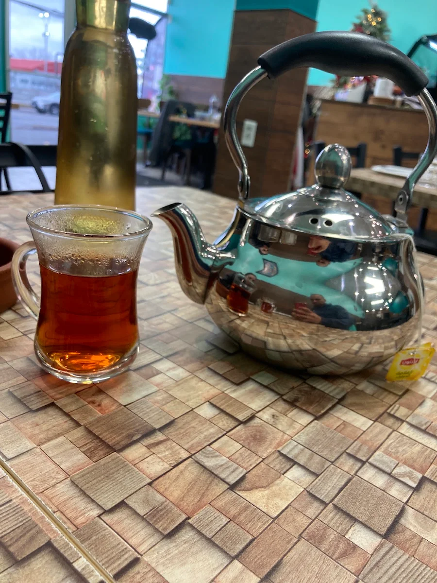 Tea Pot, Kamoun Restaurant مطعم كمون لافال (حلال)