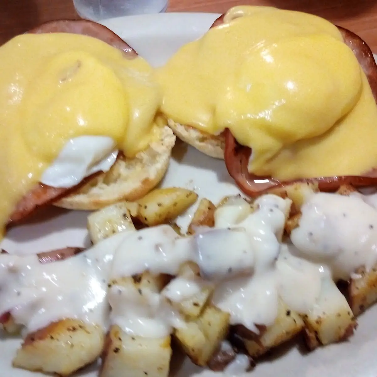 Classic Eggs Benedict 760 Cal