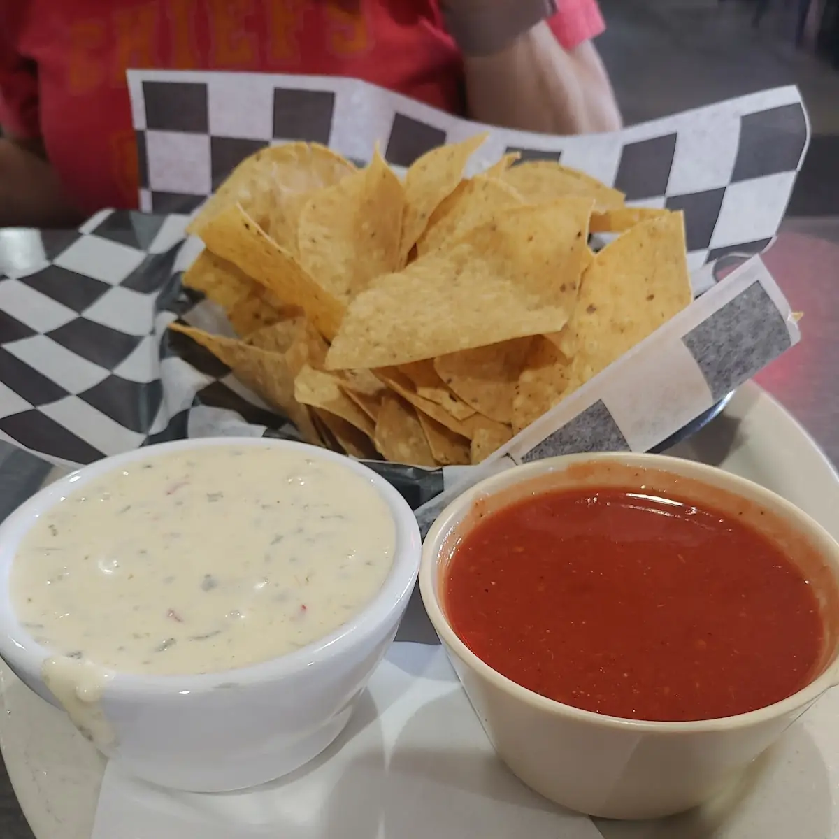 Chips an Sauce an Cheese Dip