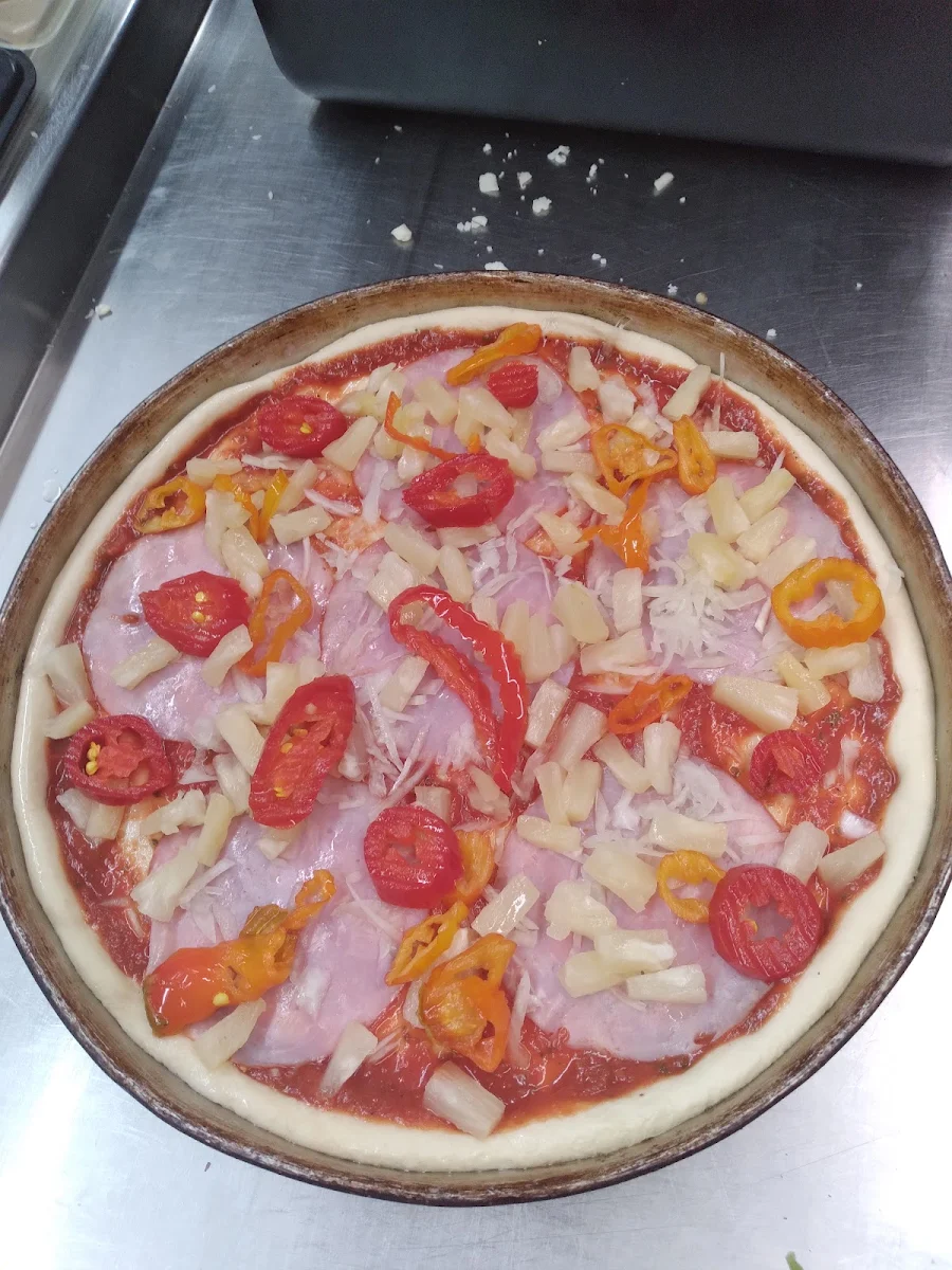 Hawaiian Hottie Without Cheese, Pandosy pizza