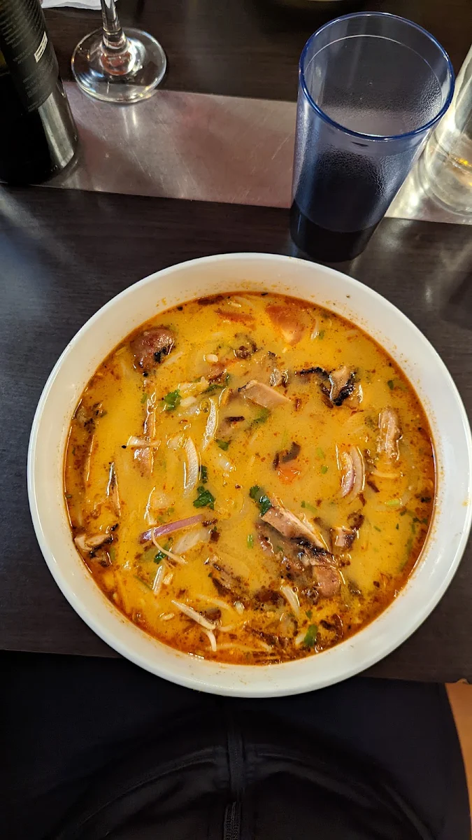 Petite soupe tom-yum au poulet/ Small chicken tom yum soup
