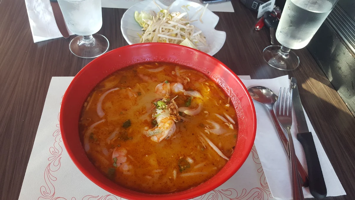 Petite soupe tom-yum au poulet/ Small chicken tom yum soup