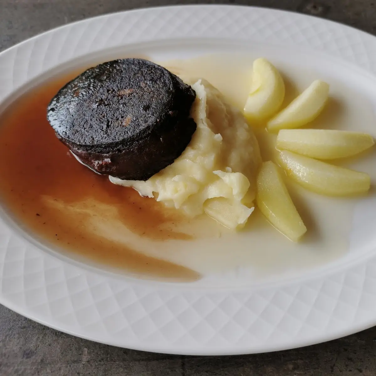 Blutwurst Auf Kartoffelstampf Mit Apfelspalten