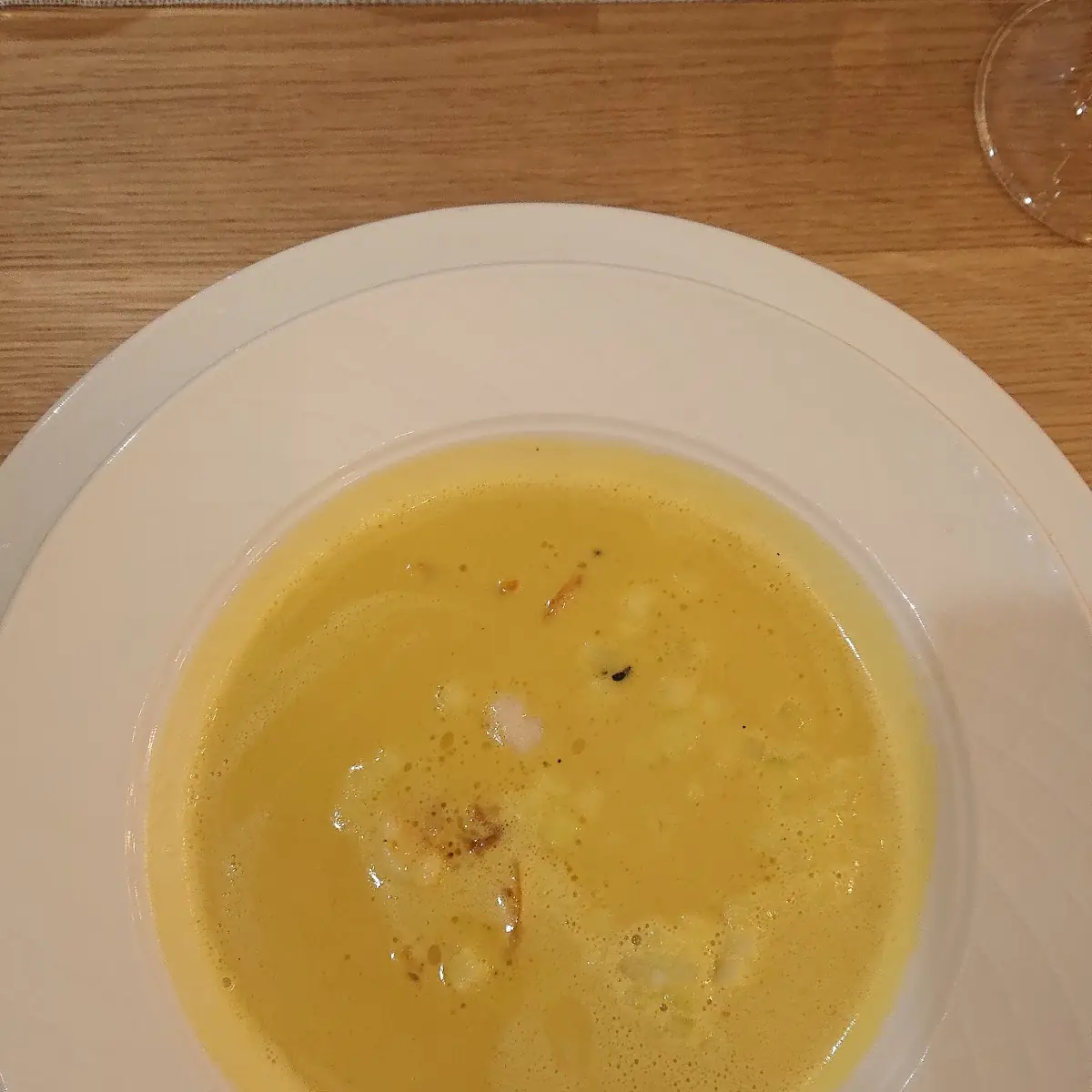 Currysuppe Mit Apfelstückchen Und Garnelen
