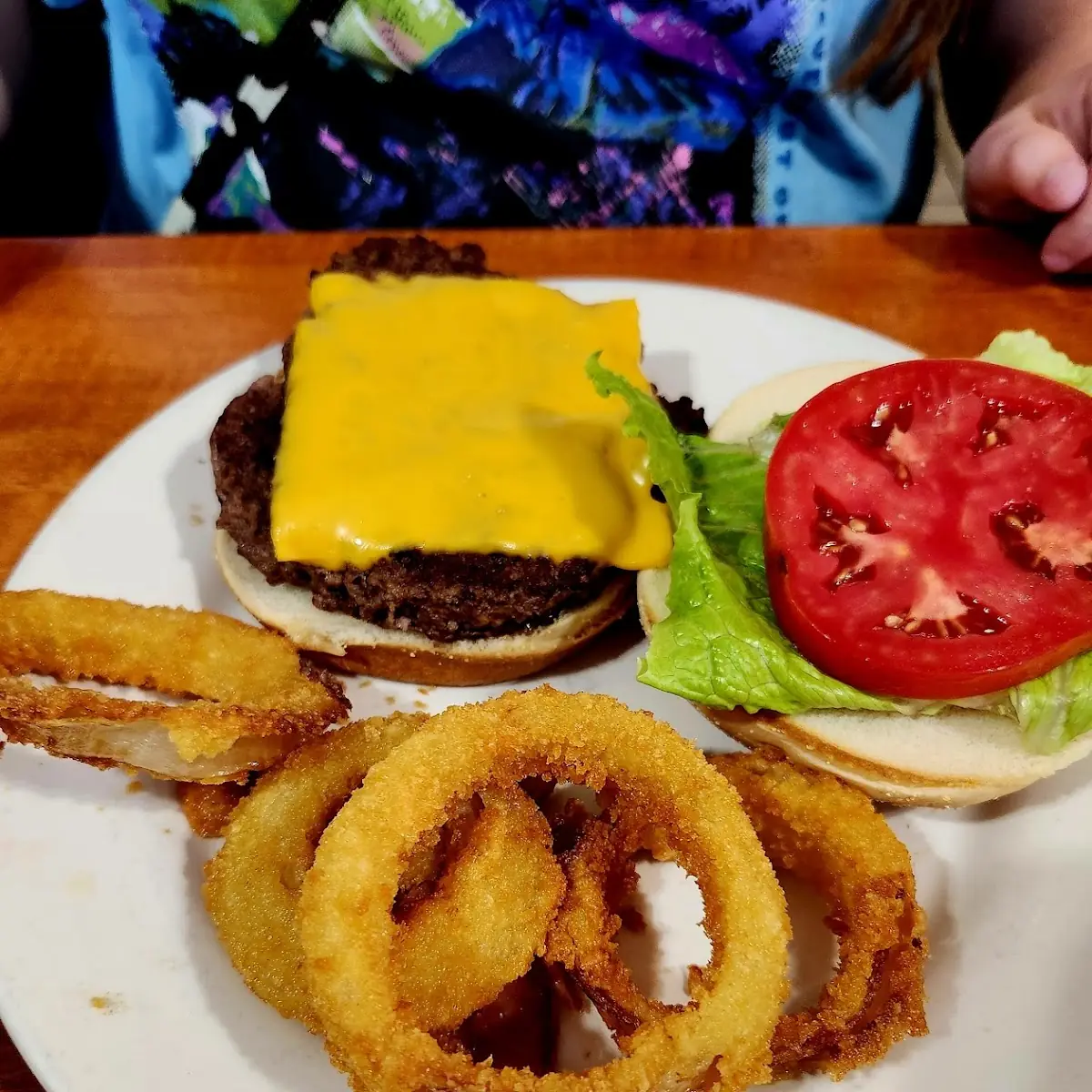 Cheeseburger with Onion Rings