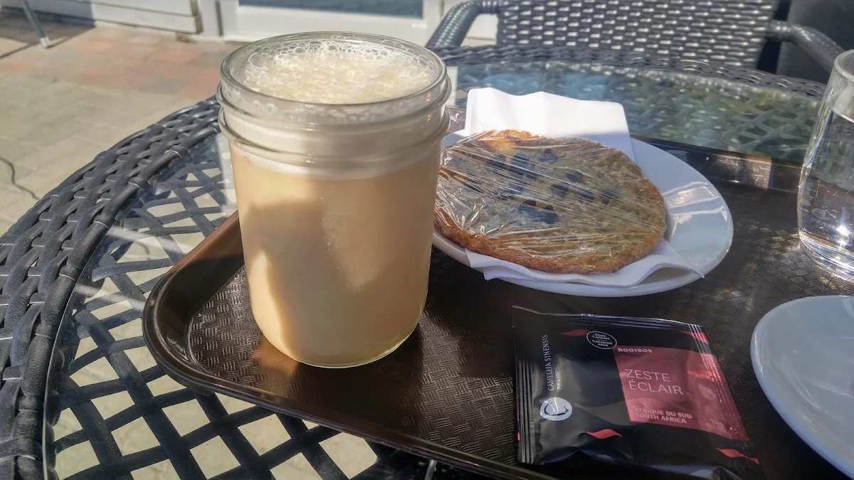 Chaï Latte Glacé Et Galettes Gruau Et Pépites de Chocolat
