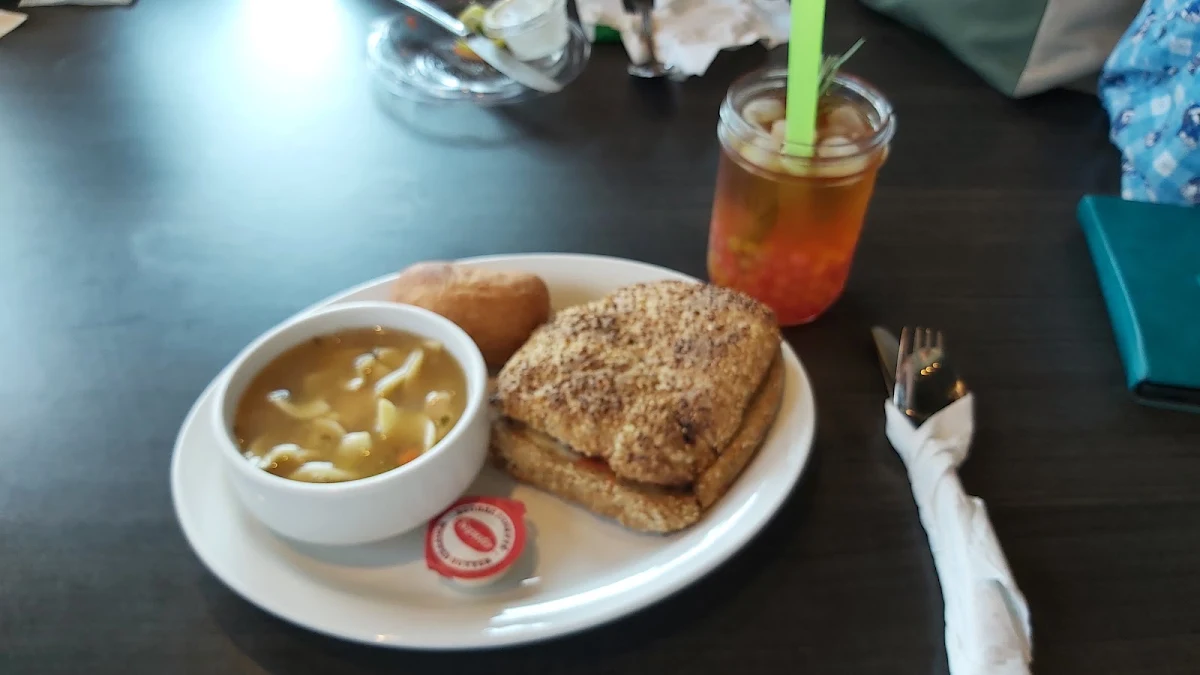 Soupe Poulet Et Nouilles Et Sandwich Au Canard