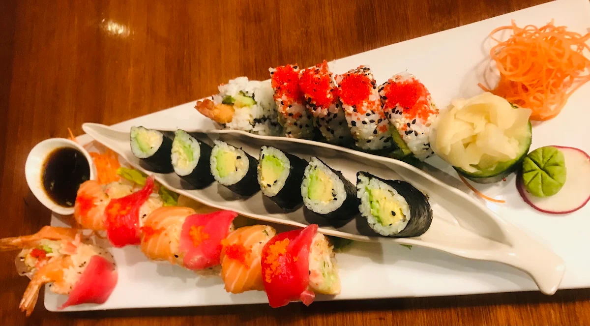 78. Saumon suicide (saumon épicé, sauce très épicée, avocat, masago et tempura à l'extérieur) / 78. Suicide Salmon (Spicy Salmon, Very Spicy Sauce, Avocado, Masago and Tempura Outside)